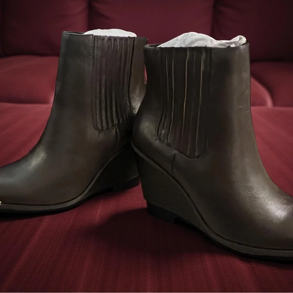 NIB NEW BCBGeneration Jacksin Mocha Wedge Ankle Boots Size 5M
